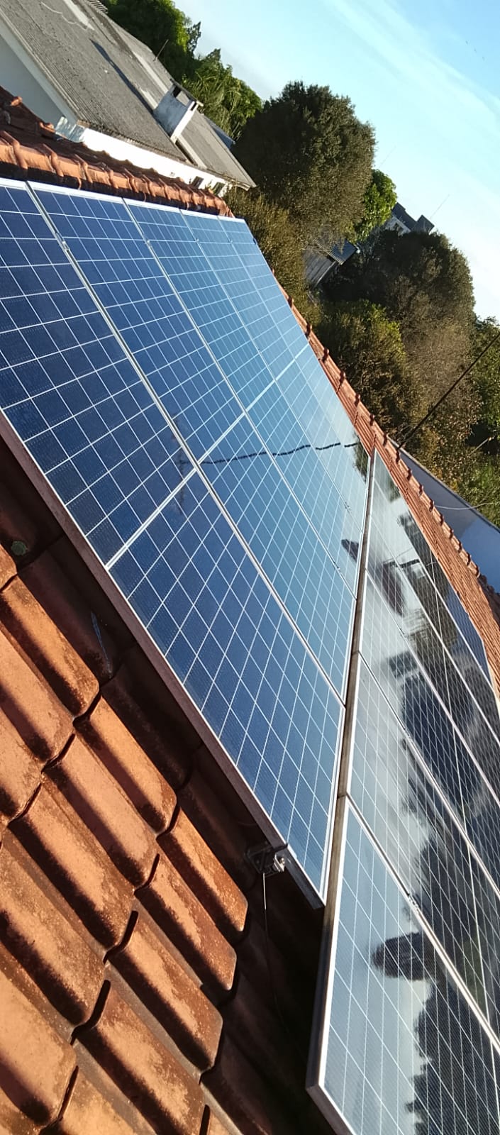 Detalhe de painéis solares rurais